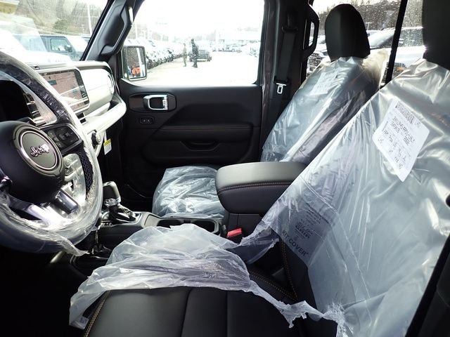 New 2026 Granite Crystal Metallic Clear-Coat Exterior Paint Jeep Sahara image 12
