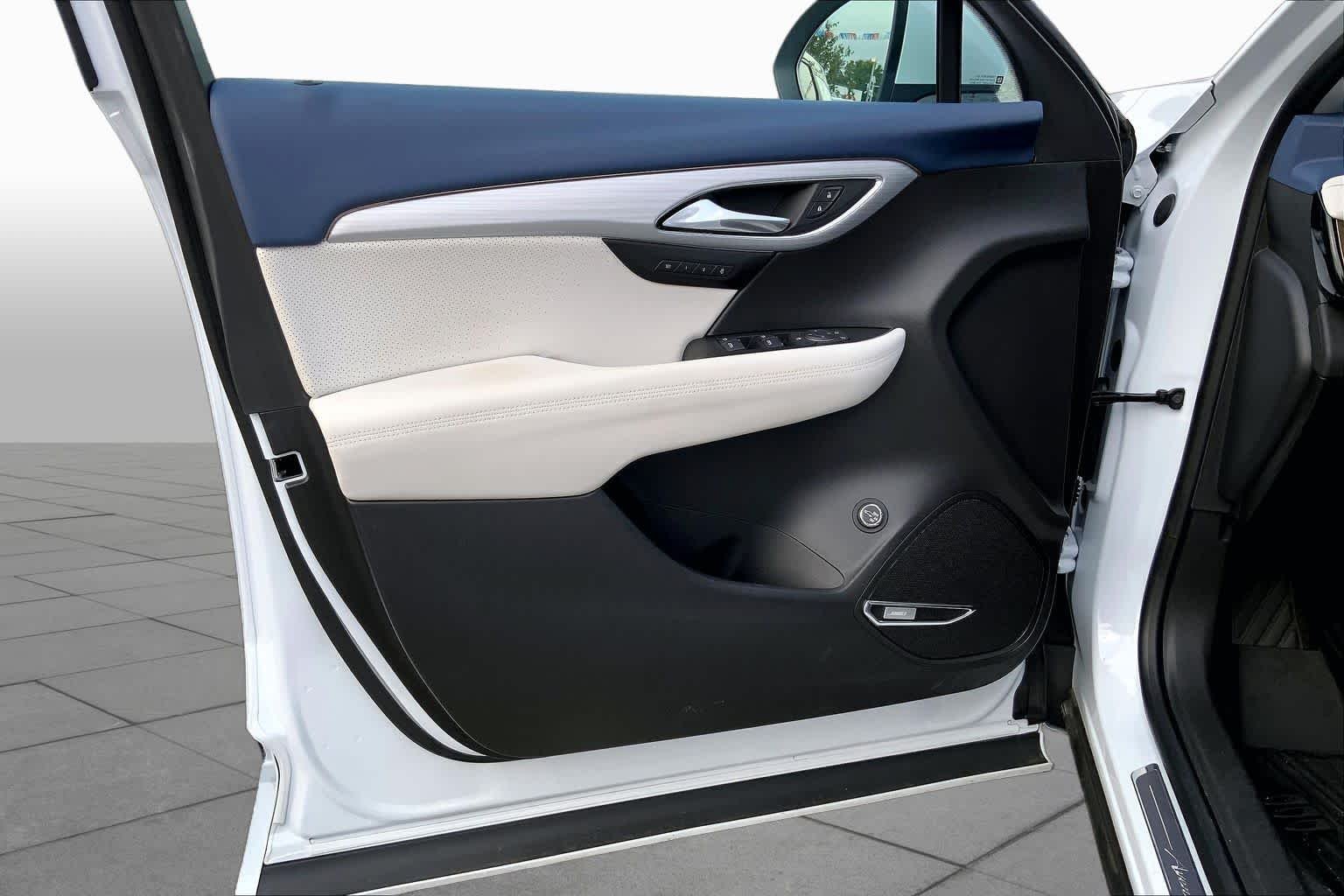 Used 2026 Iridescent White Tricoat Buick Avenir image 19