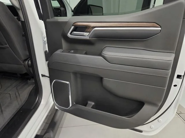 Used 2025 White Chevrolet RST image 43