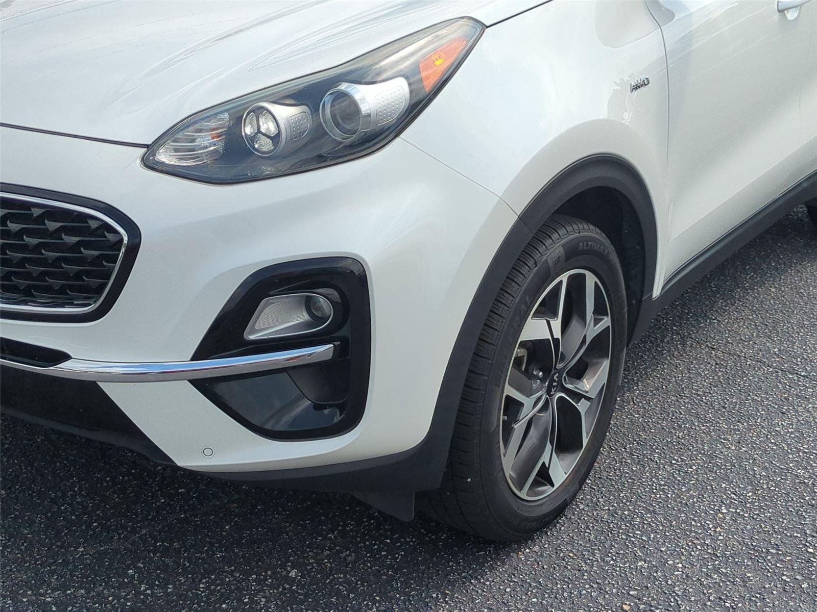 Used 2022 Snow White Pearl Kia EX image 9