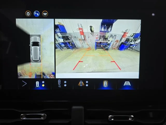 Used 2025 Summit White Chevrolet LT image 27