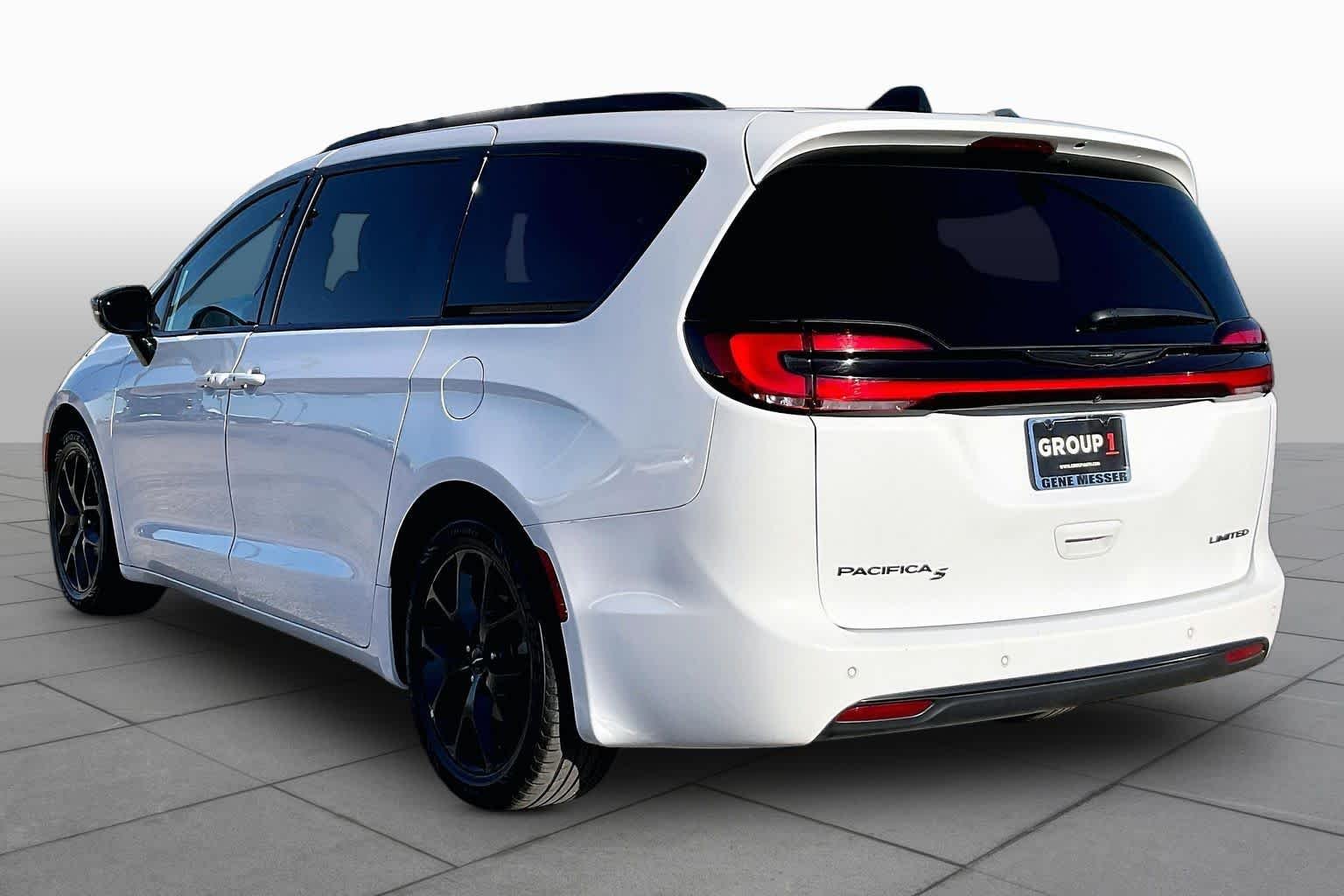 Used 2025 Bright White Clearcoat Chrysler Limited image 11