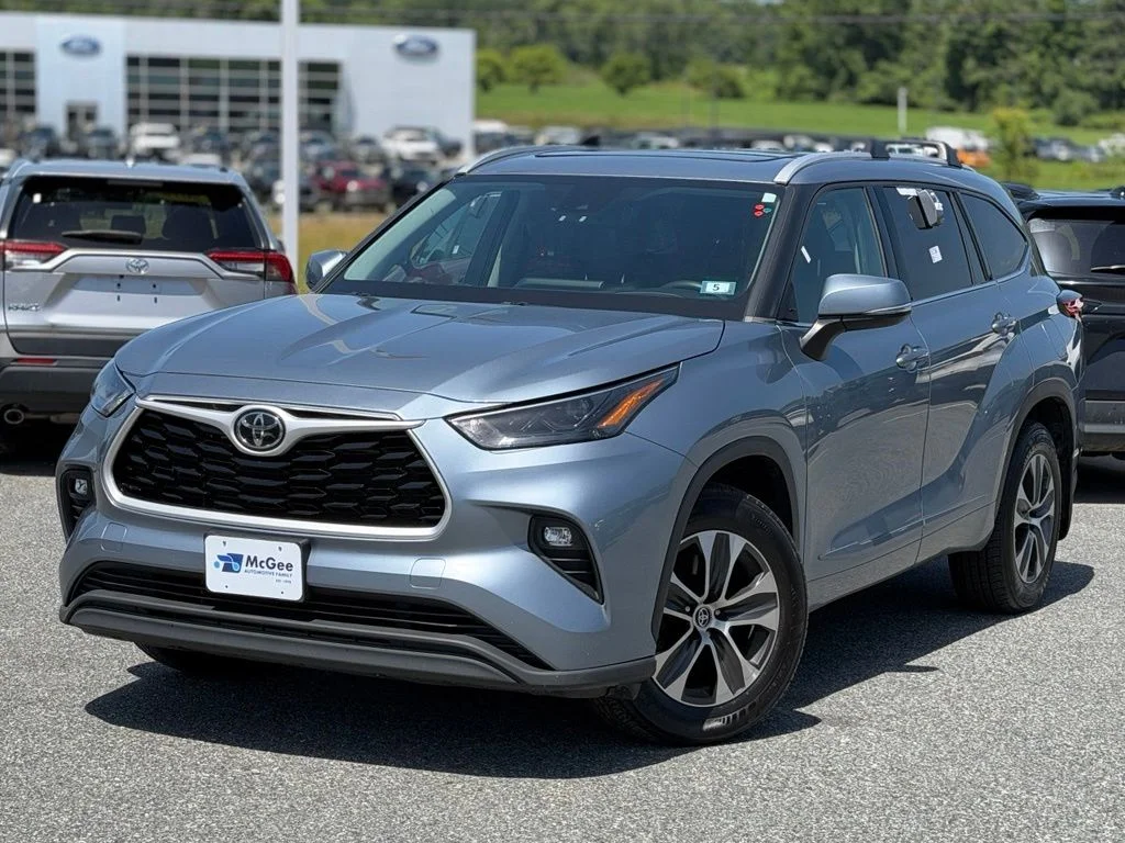 Used 2022  Toyota XLE image 1