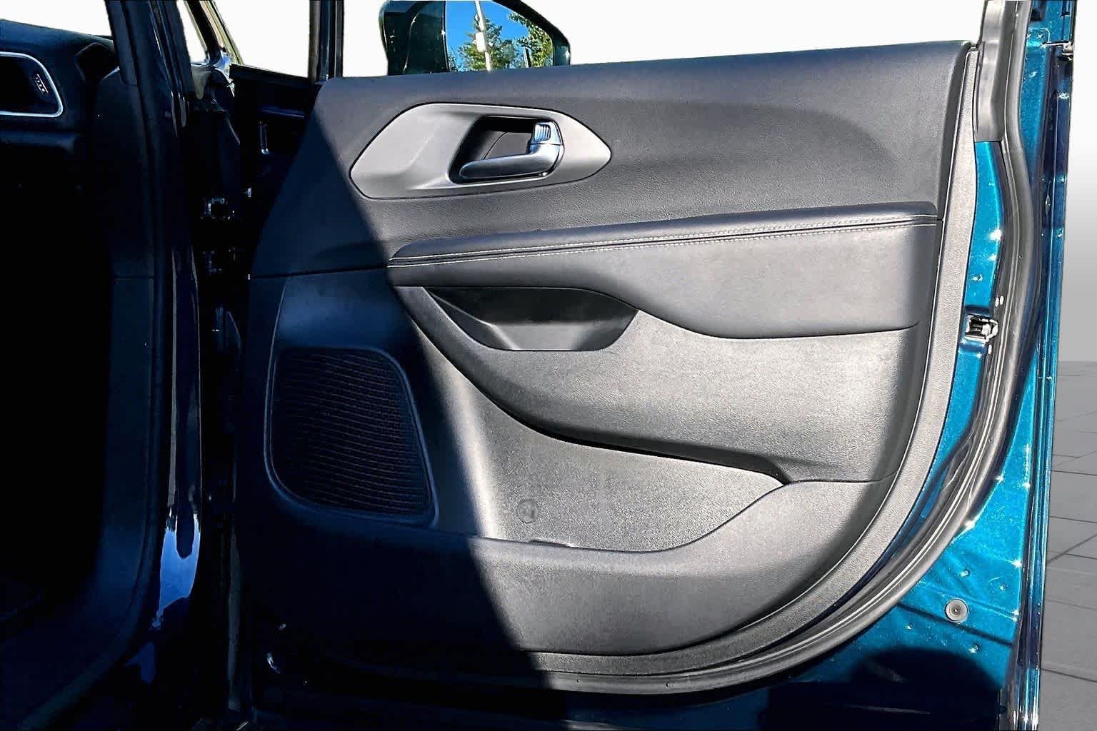Used 2025 Fathom Blue Pearlcoat Chrysler Select image 22