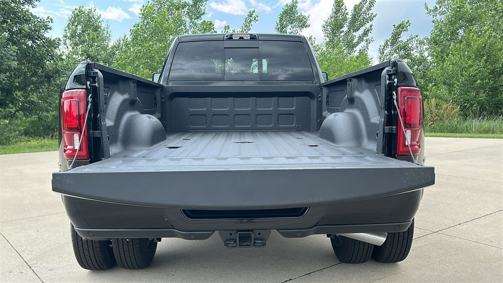 New 2026 Diamond Black Crystal Pearl-Coat Exterior Paint RAM Laramie image 17