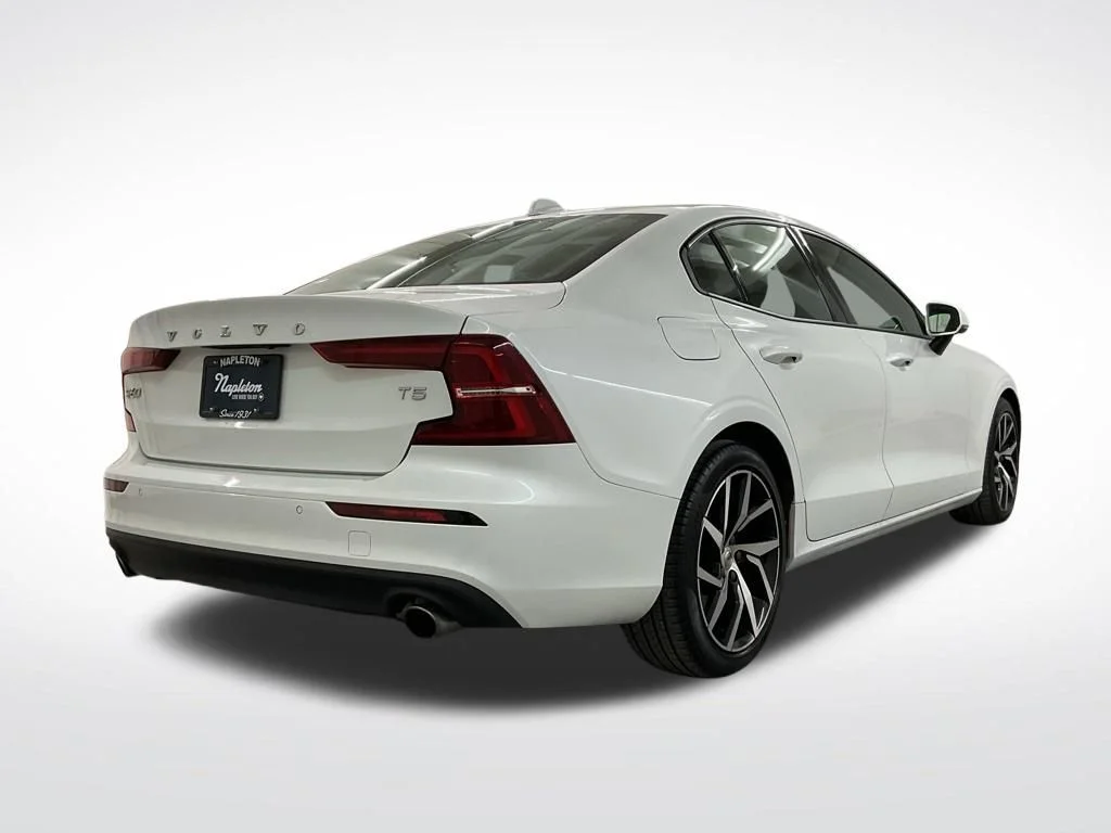 Used 2020 Crystal White Pearl Volvo T5 Momentum image 3