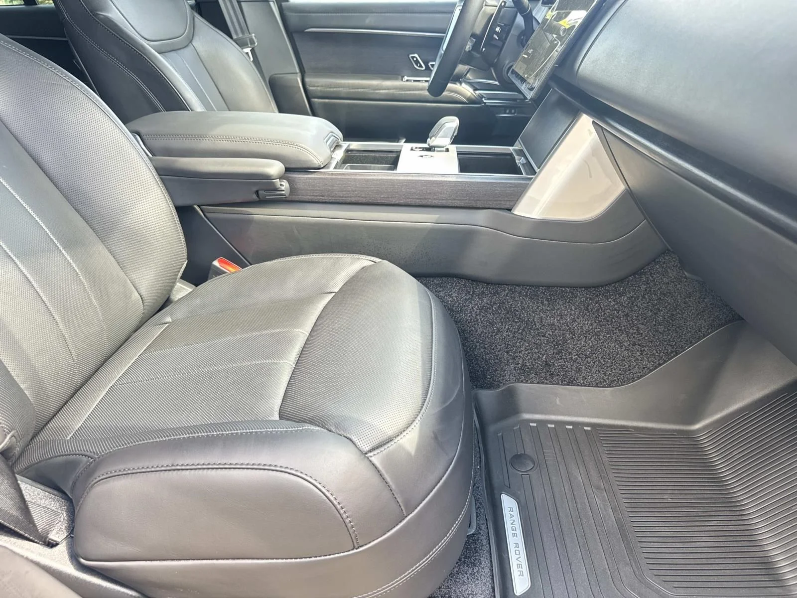 New 2026 Santorini Black Land Rover SE image 7