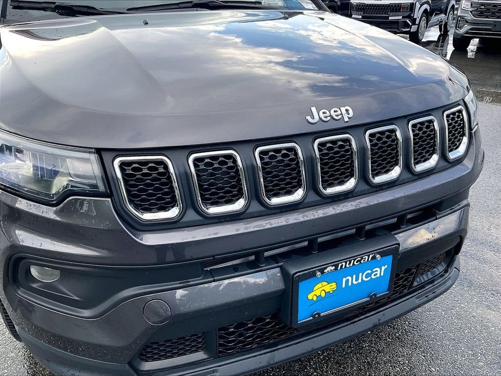 Used 2024 Gray Jeep Latitude Lux image 28
