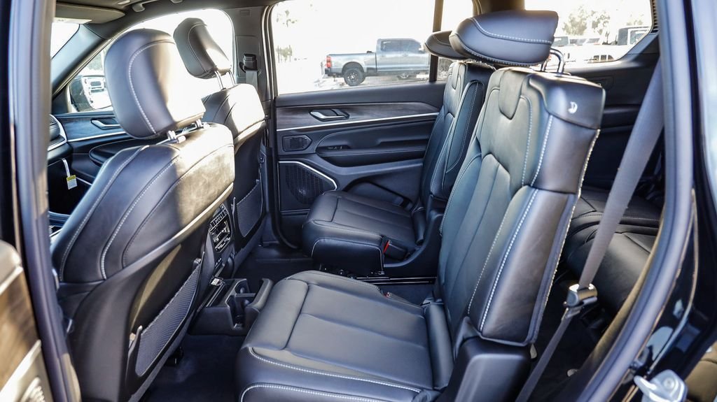 New 2026 Diamond Black Crystal Pearlcoat Jeep Limited Reserve image 23