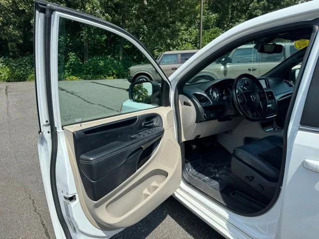 Used 2019 White Dodge SXT image 12
