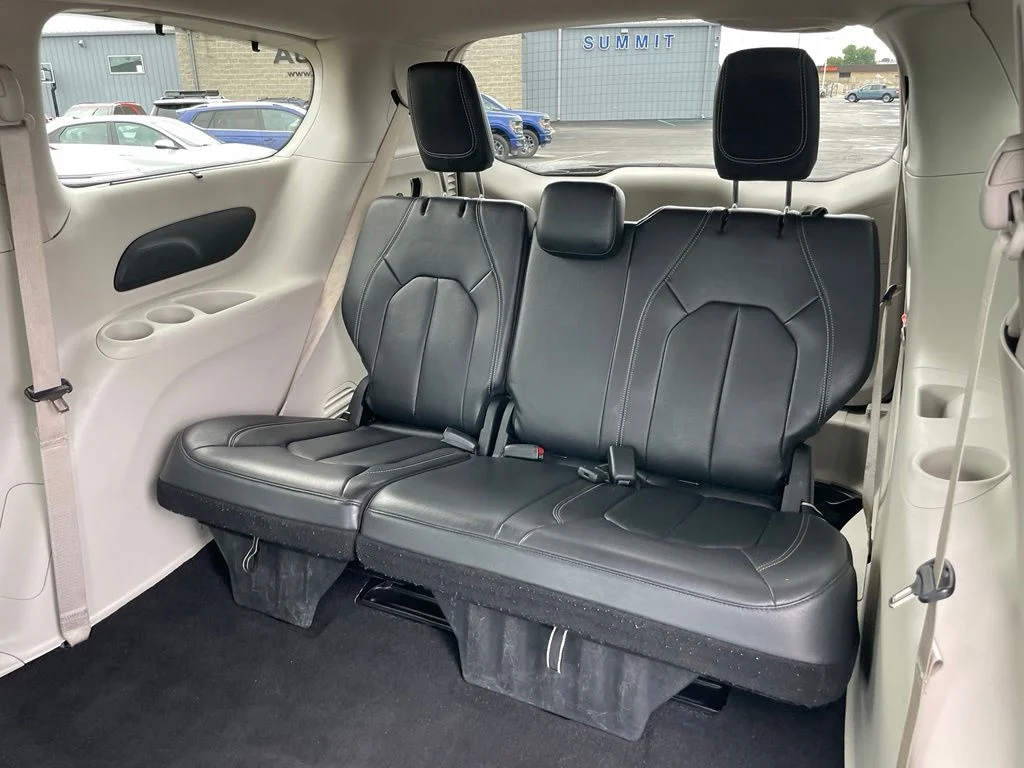 Used 2022 Bright White Clearcoat Chrysler Touring L image 9