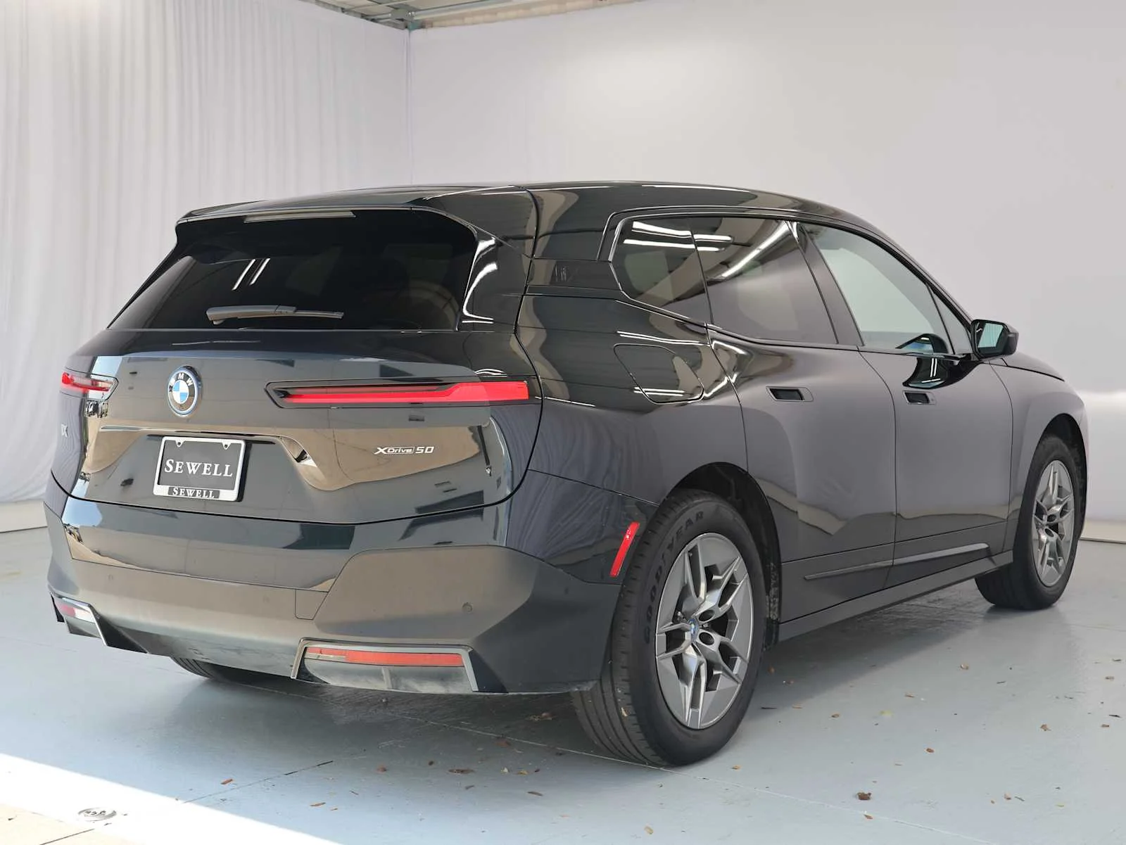 Used 2023 Black Sapphire Metallic BMW xDrive50 image 9
