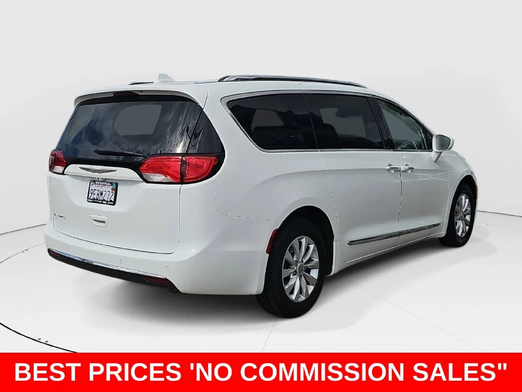 Used 2018 White Chrysler Touring L image 3