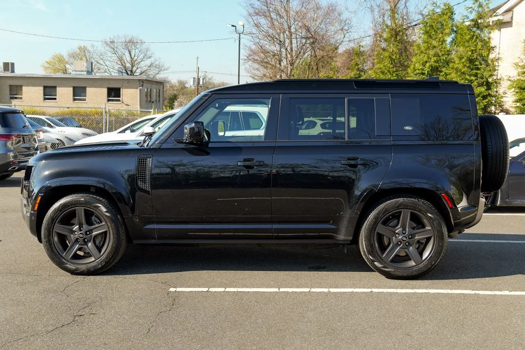 Used 2023 Santorini Black Metallic Land Rover X-Dynamic SE image 4