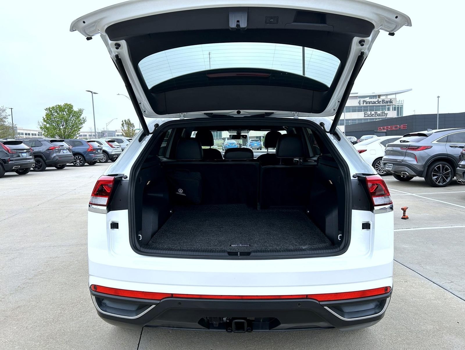 Used 2022 White Volkswagen 3.6L V6 SE w/Technology image 21