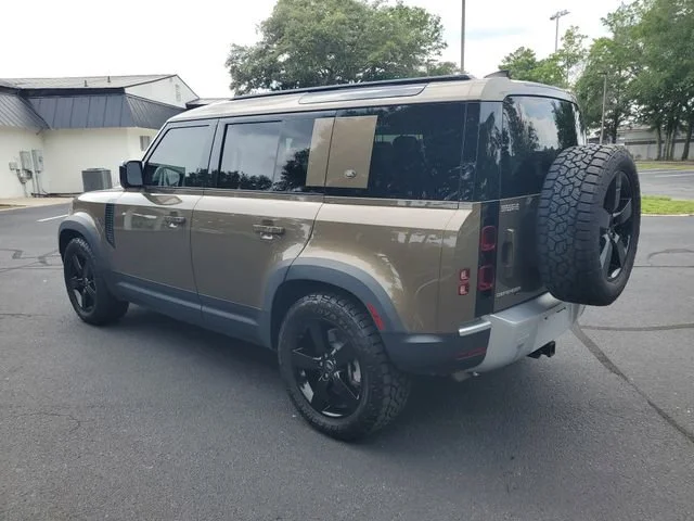 Used 2023 Gold Land Rover SE image 3