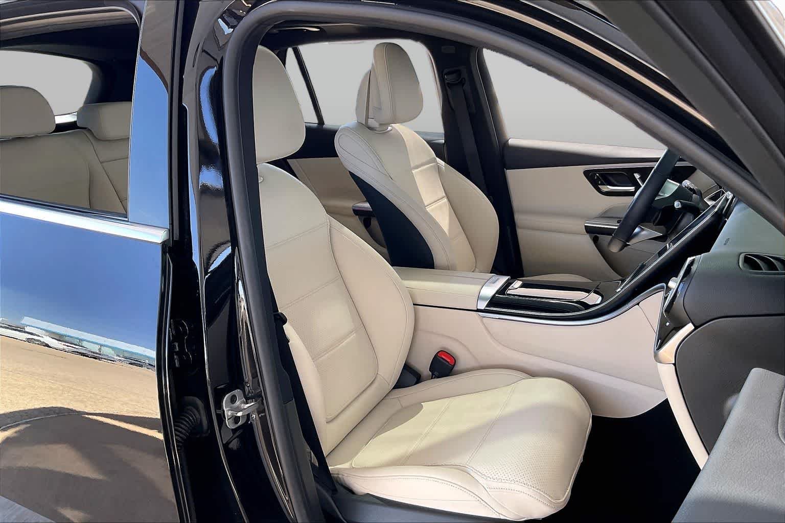 Used 2025 Obsidian Black Metallic Mercedes-Benz GLC 300 image 14