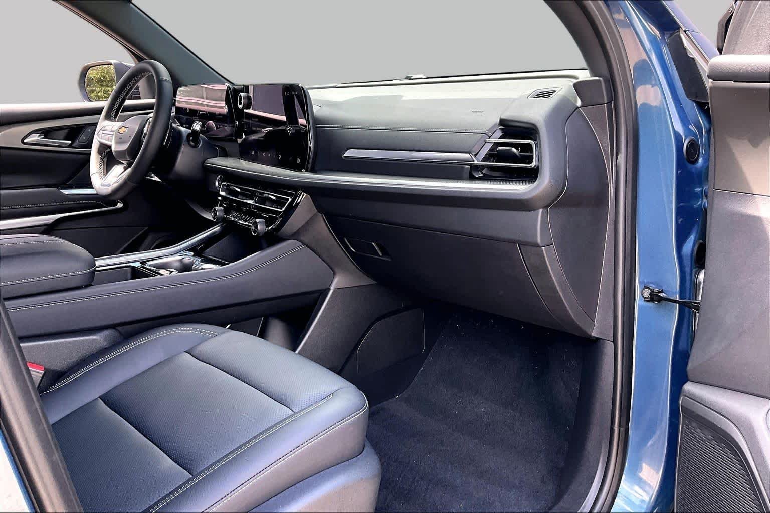 Used 2025 Lakeshore Blue Metallic Chevrolet FWD LT image 19