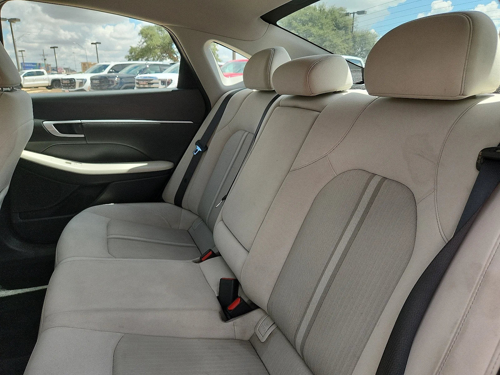 Used 2025 White Hyundai SEL image 9