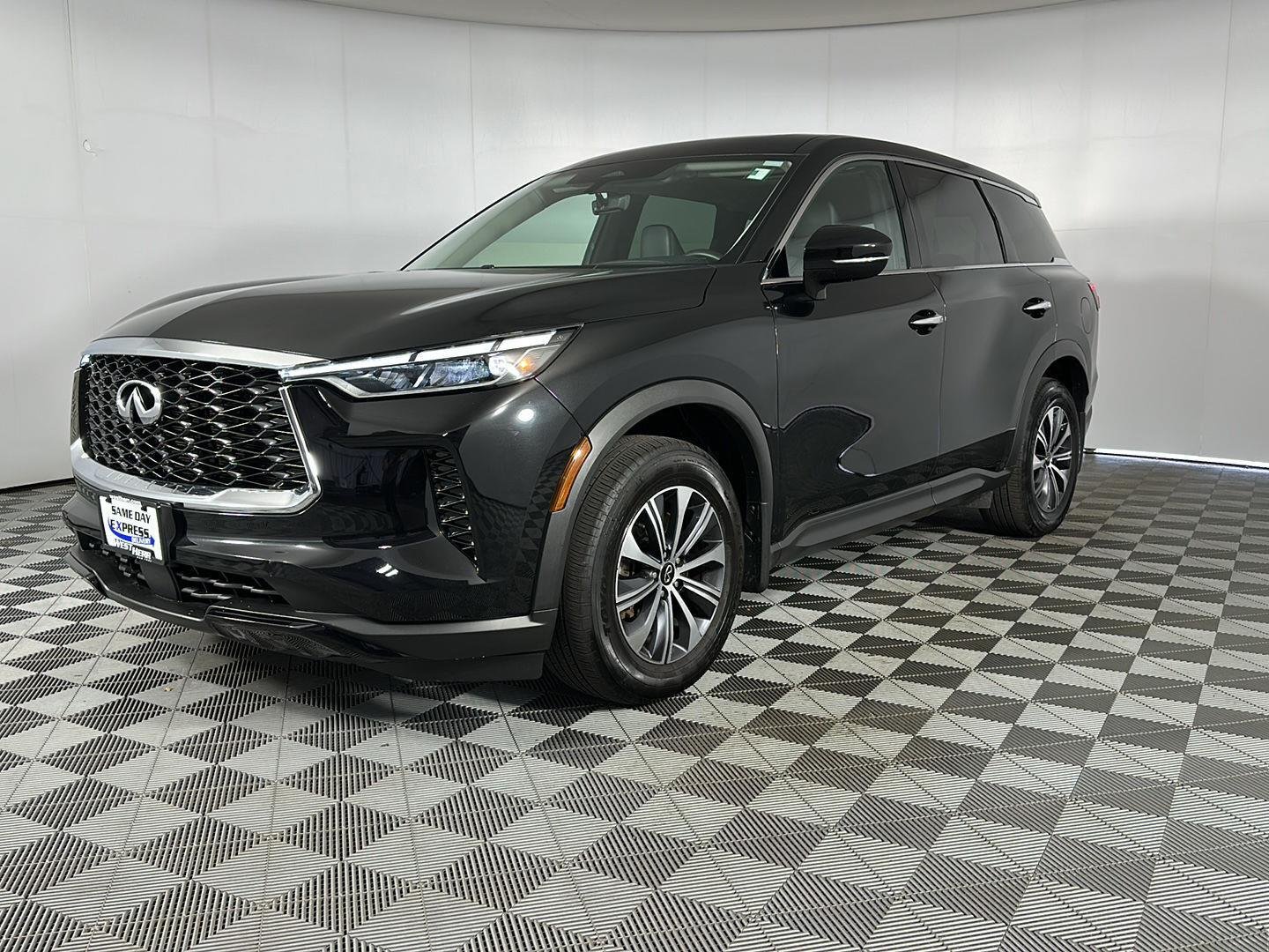 Used 2023 Mineral Black INFINITI PURE image 3