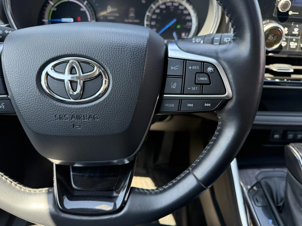Used 2020 Black Toyota Limited Awd image 32