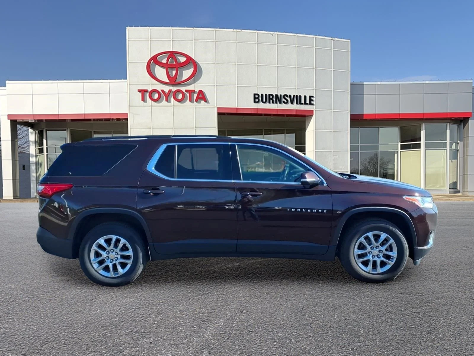 Used 2019 Chevrolet Traverse 1LT with VIN 1GNEVGKW4KJ161294 for sale in Burnsville, Minnesota