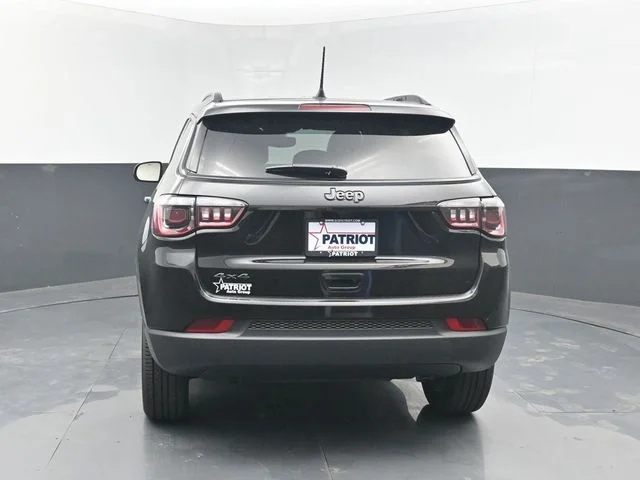 New 2026 Diamond Black Crystal Pearl-Coat Exterior Paint Jeep Latitude image 12