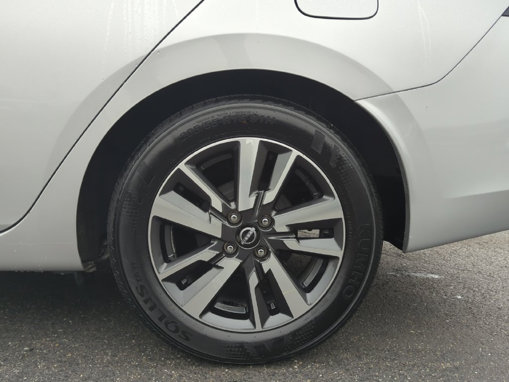 Used 2025 Silver Nissan 1.6 SV image 20