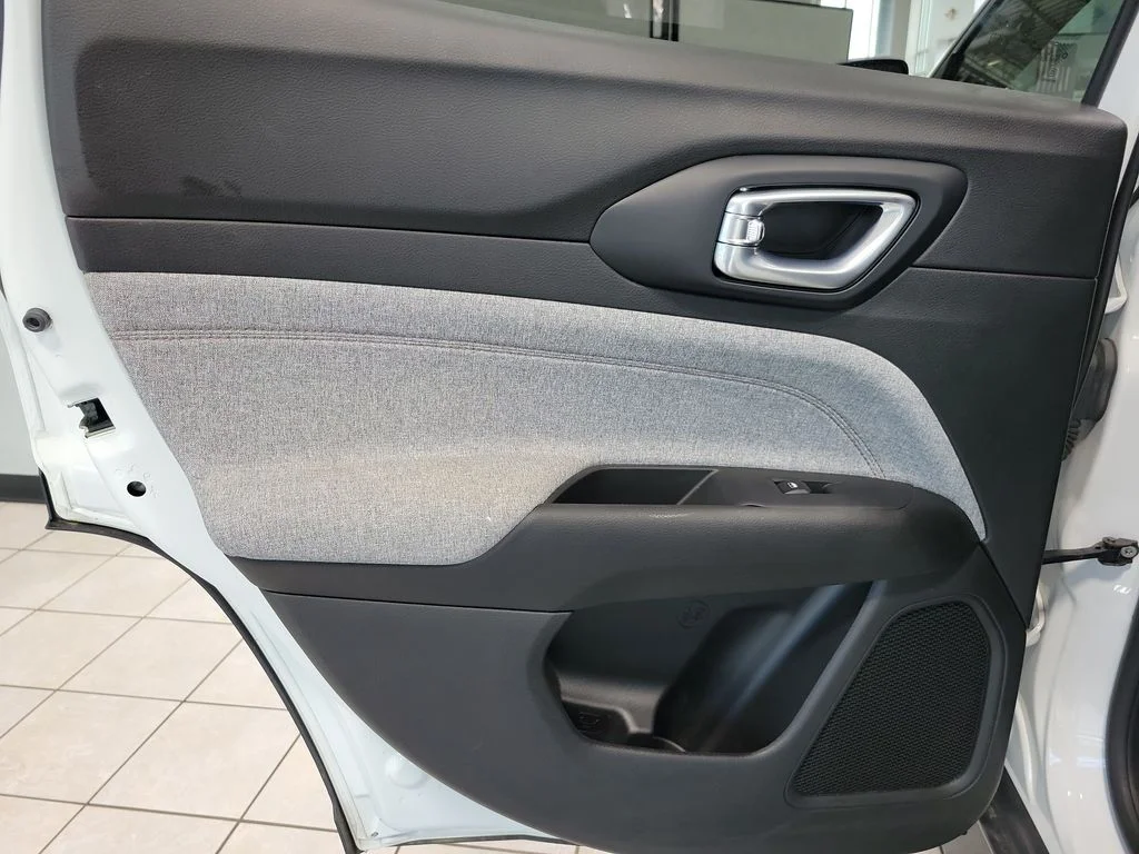 Used 2022 White Jeep Latitude Lux image 27