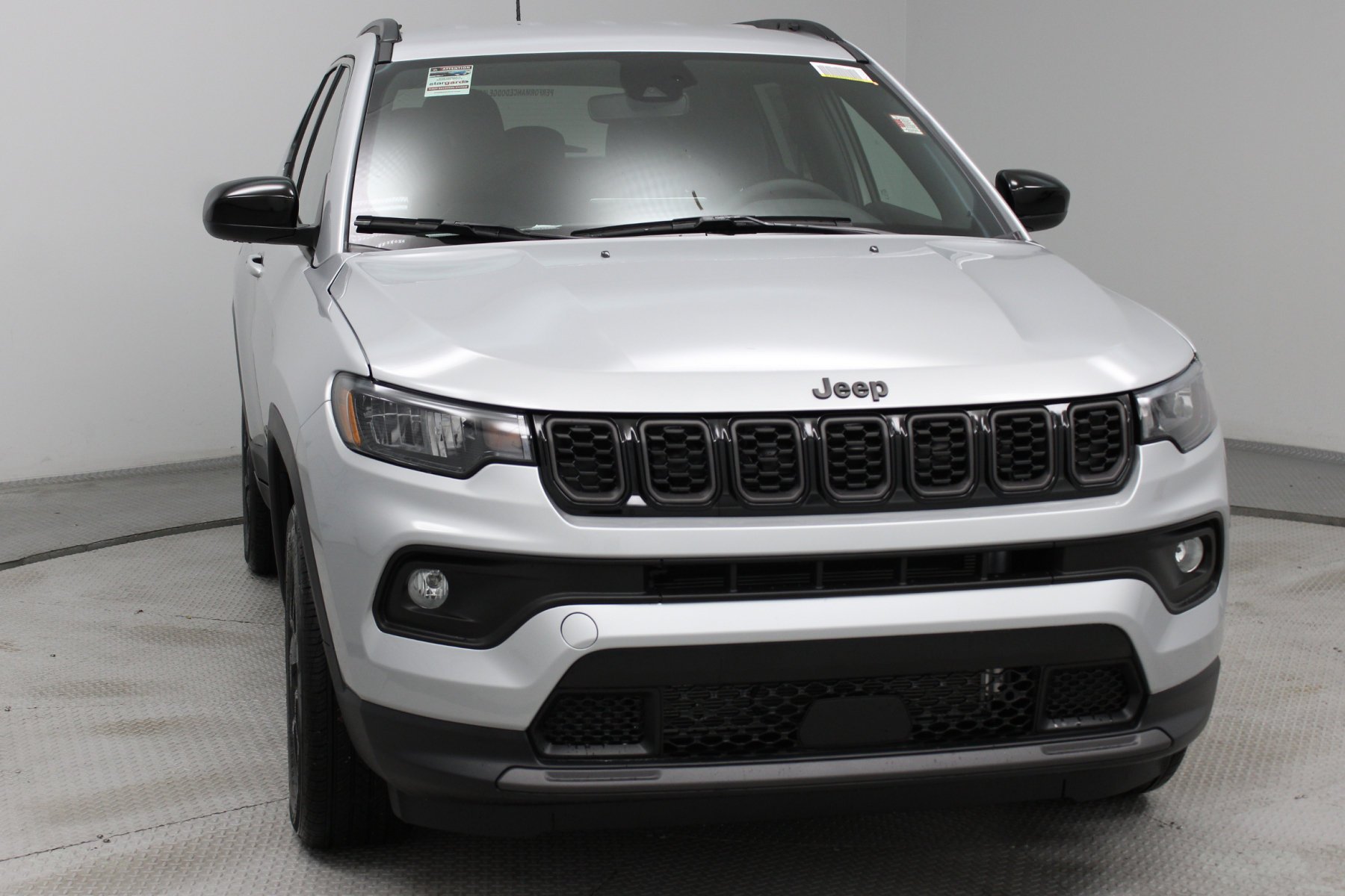 New 2026 Silver Zynith Metallic Clear-Coat Exterior Paint Jeep Latitude Altitude 4x4 image 24