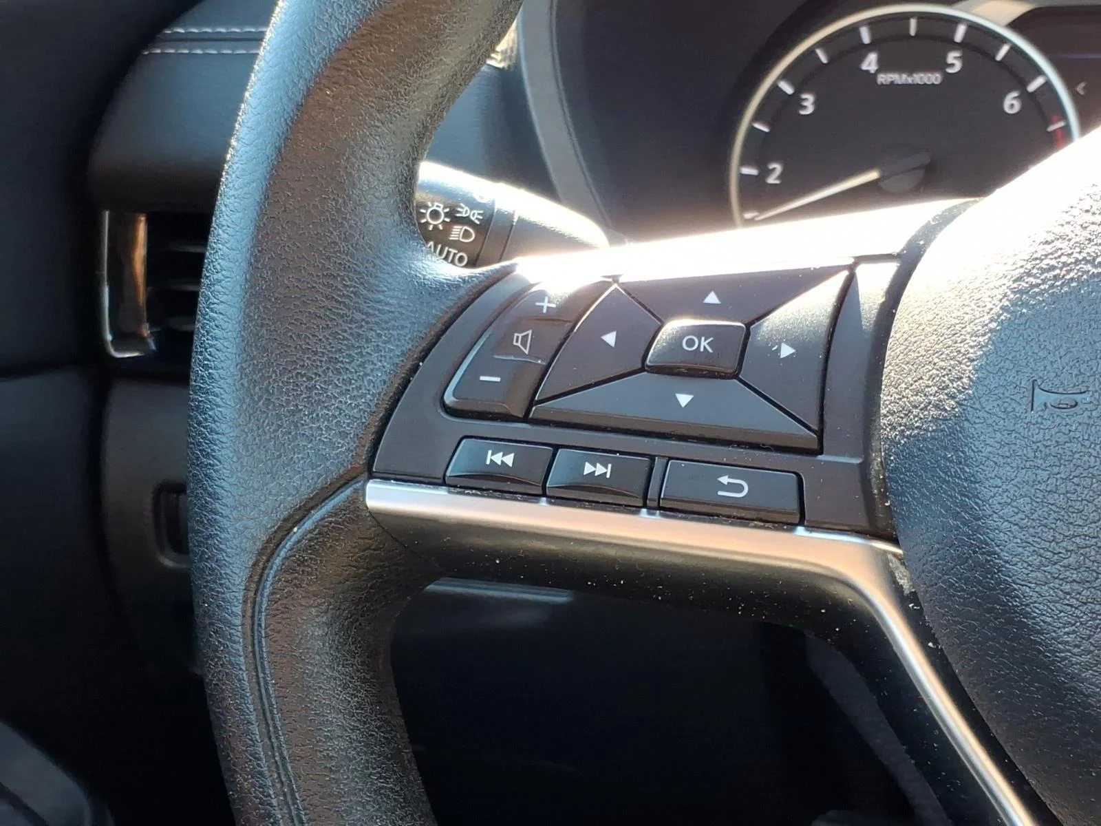 Used 2025  NISSAN SV image 23