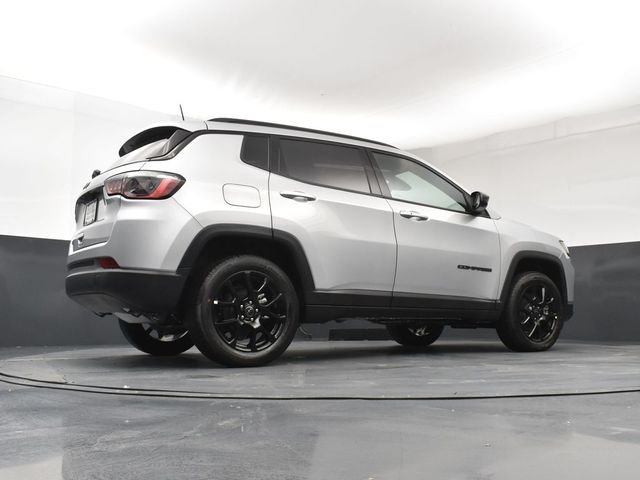 New 2026 Silver Zynith Metallic Clearcoat Jeep Latitude image 23