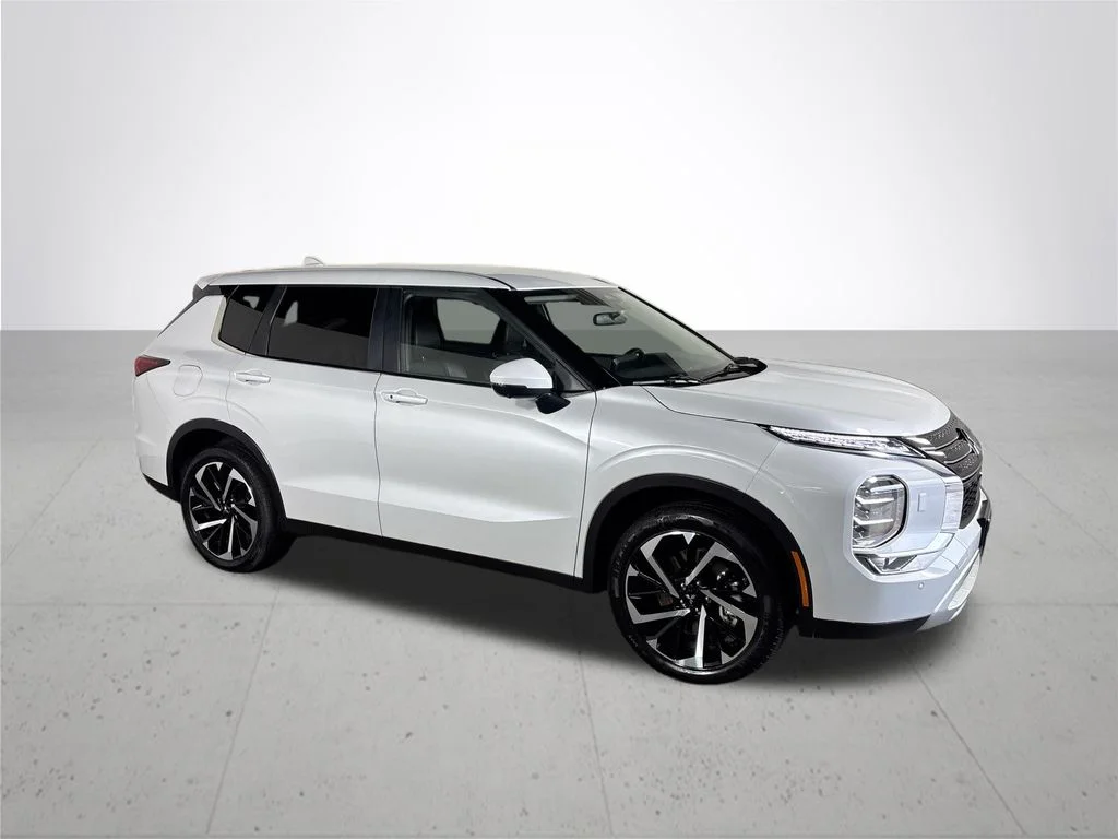 Used 2024 White Mitsubishi SE image 4