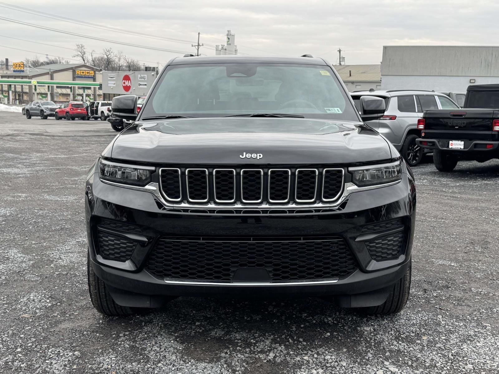 New 2026 Diamond Black Crystal Pearl-Coat Exterior Paint Jeep Laredo X image 25