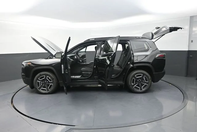 New 2026 Diamond Black Crystal Pearl-Coat Exterior Paint Jeep Laredo image 32