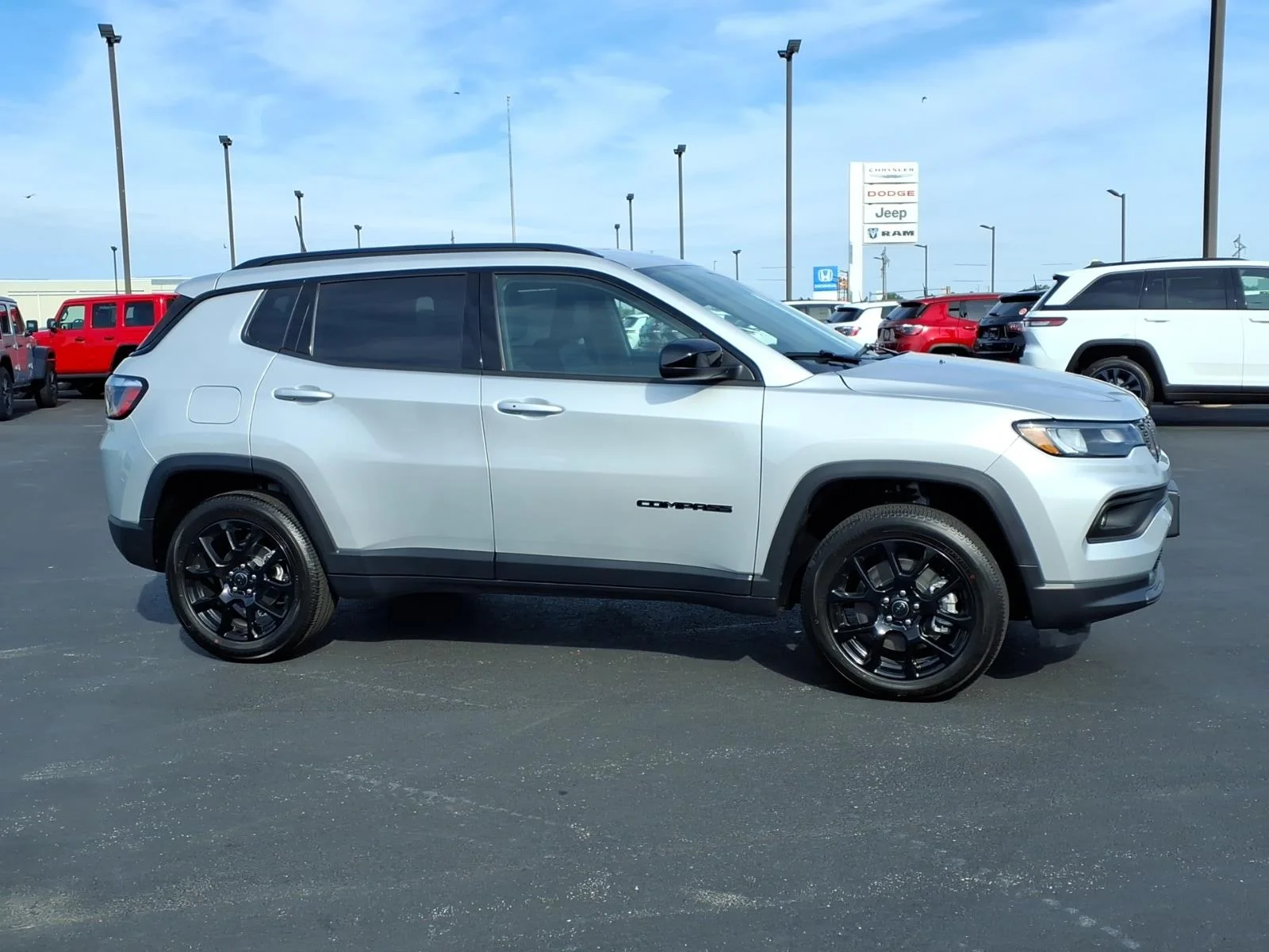 New 2026 Silver Zynith Metallic Clearcoat Jeep Latitude Altitude image 2
