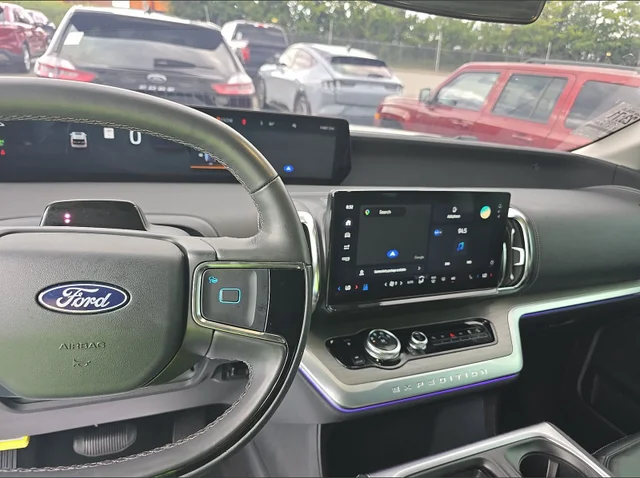 Used 2025 White Metallic Ford Platinum image 9