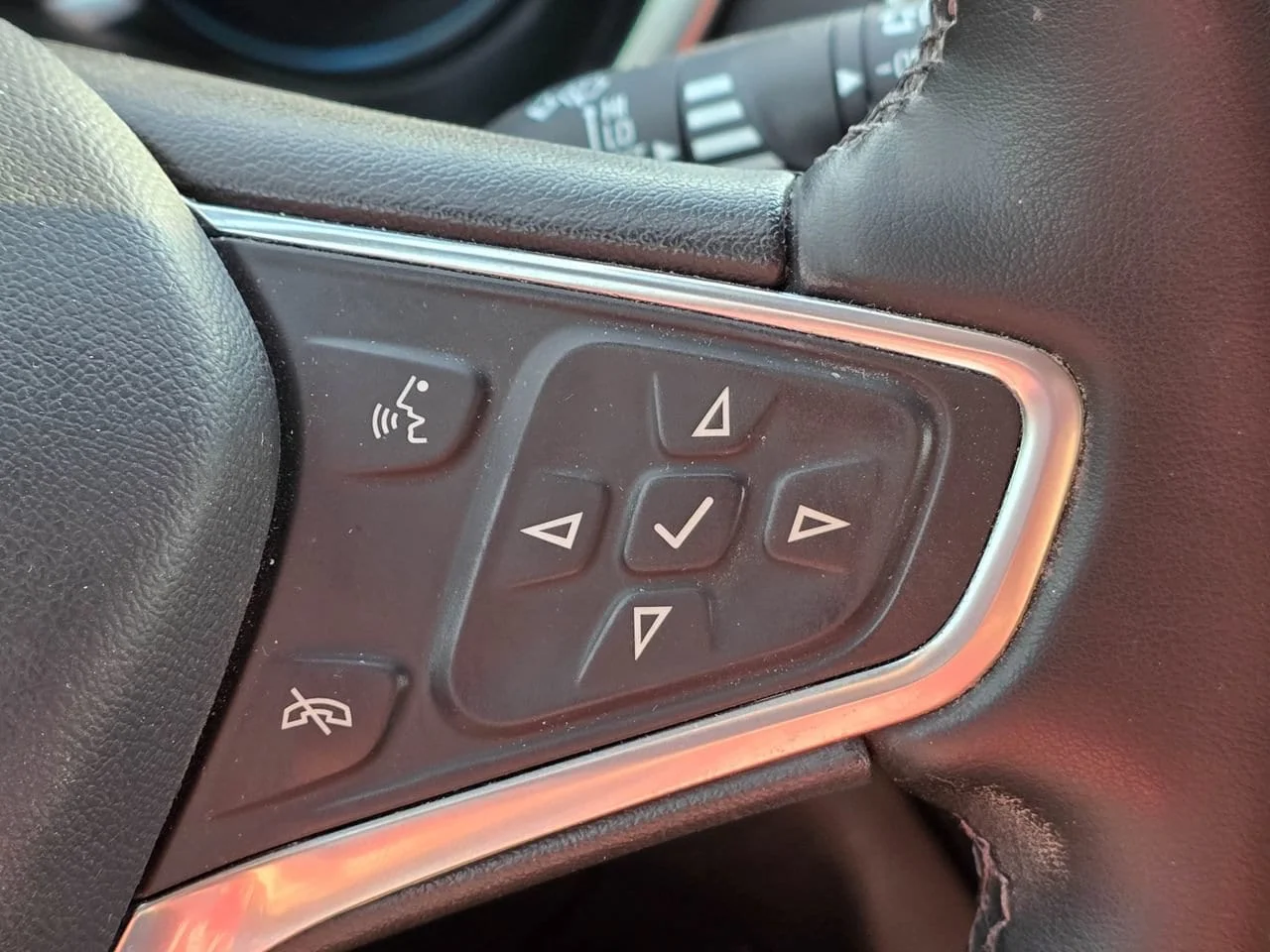 Used 2023 Iridescent Pearl Tricoat Chevrolet LT w/1LT image 18