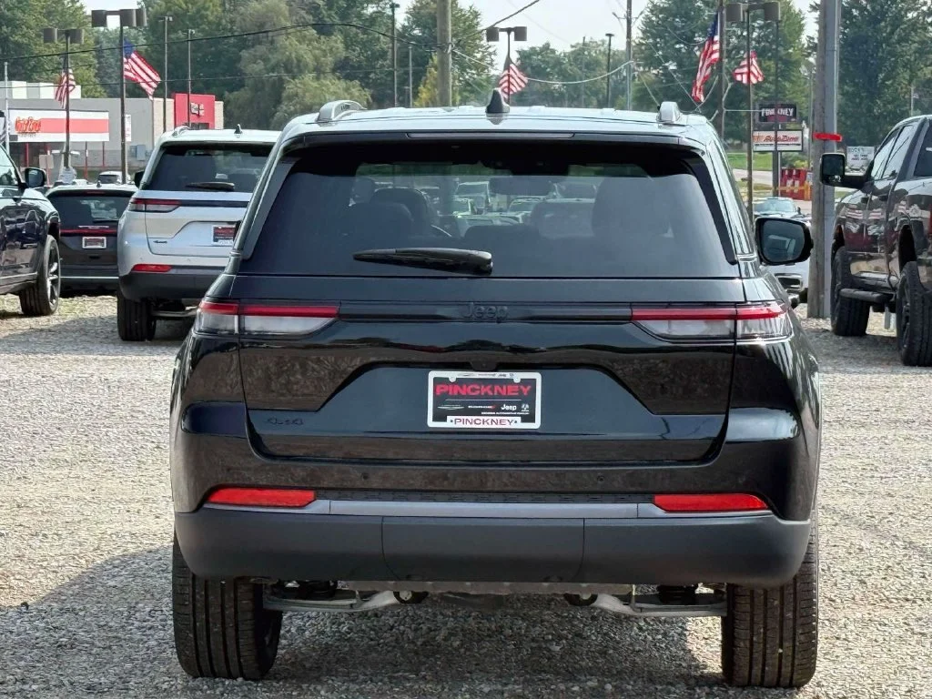 New 2026 Diamond Black Crystal Pearl-Coat Exterior Paint Jeep Limited image 7