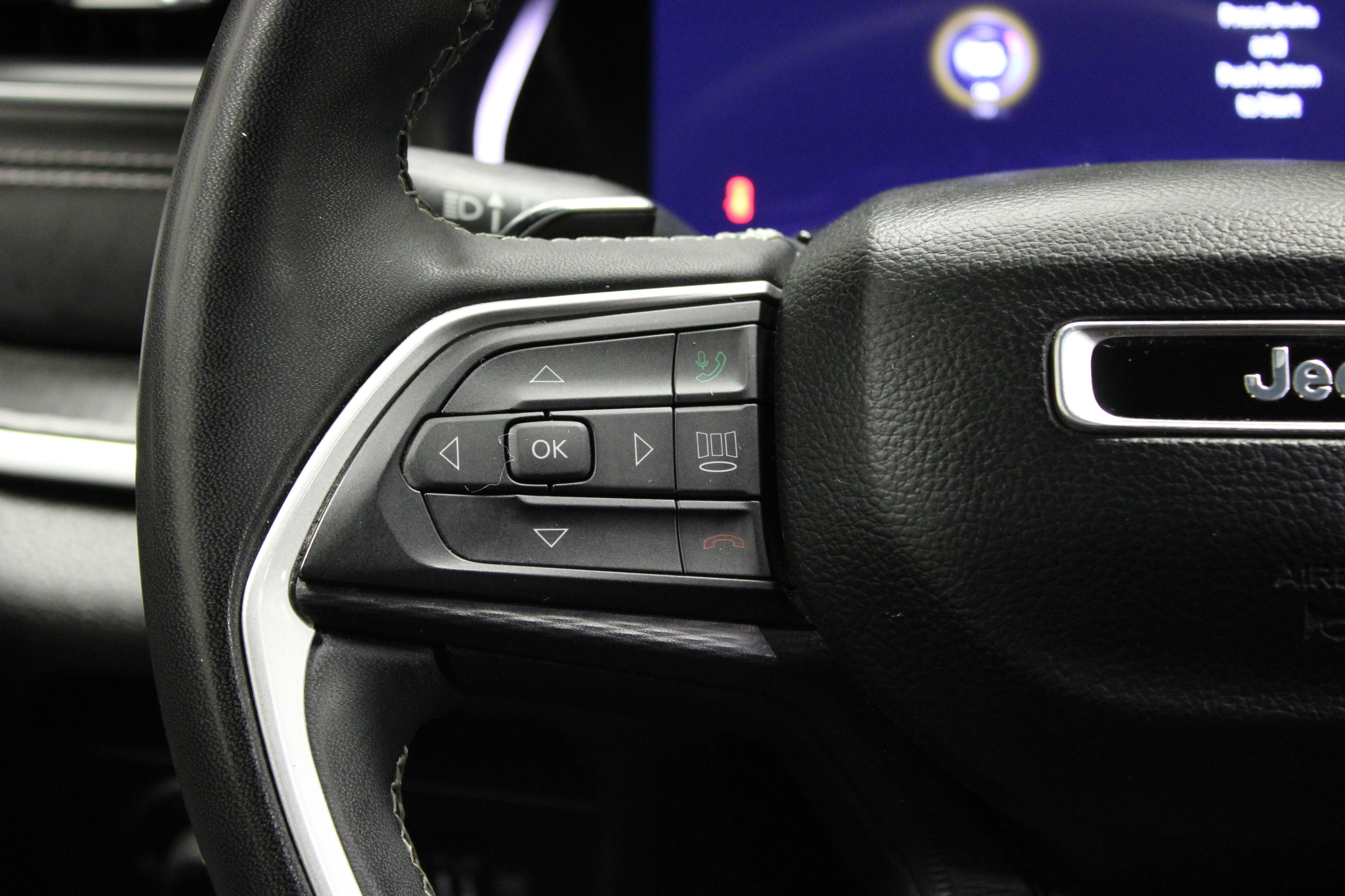 Used 2023 Diamond Black Crystal Pearlcoat Jeep Altitude image 24