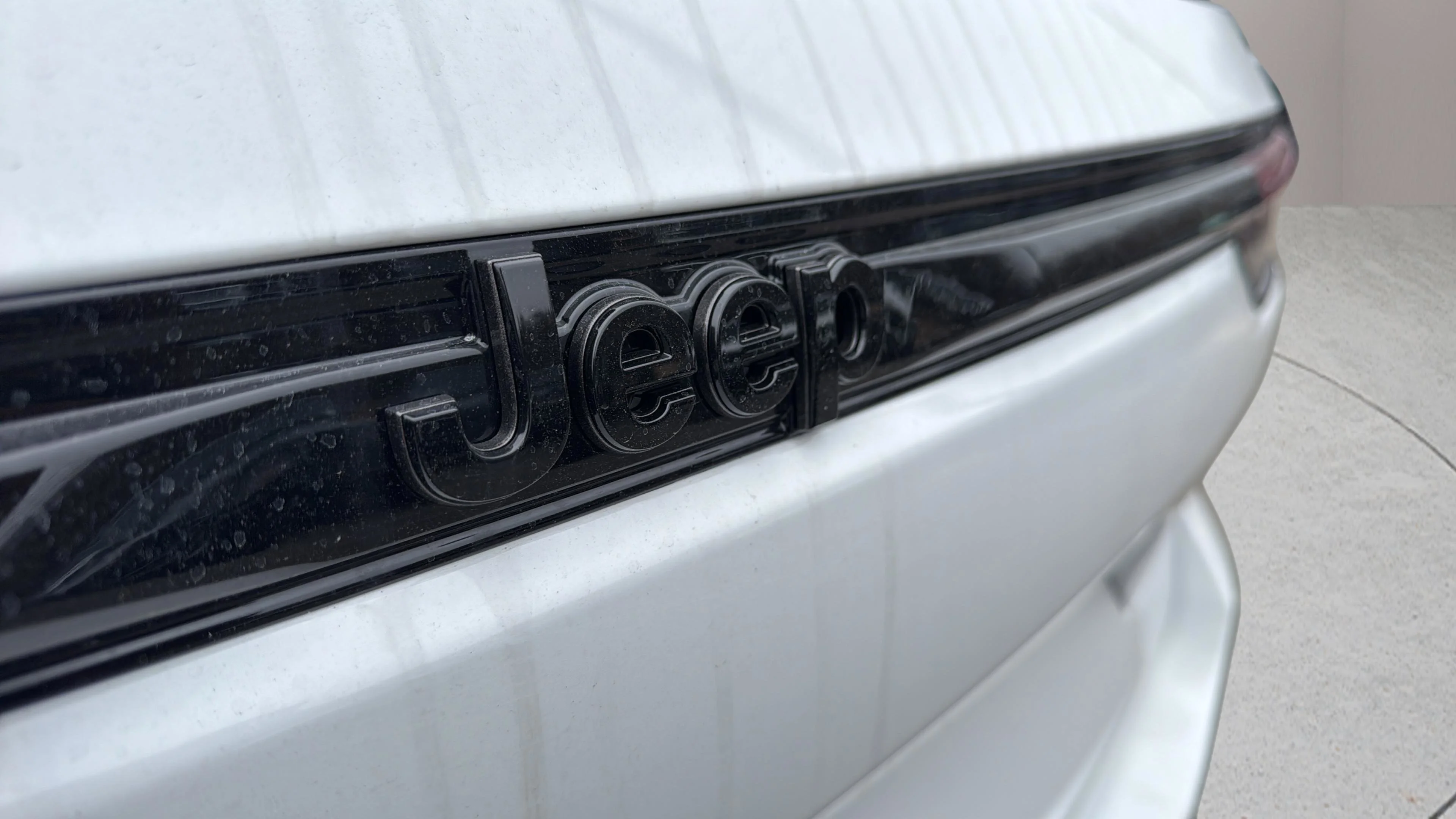 New 2026 Bright White Clear-Coat Exterior Paint Jeep Laredo Altitude image 9