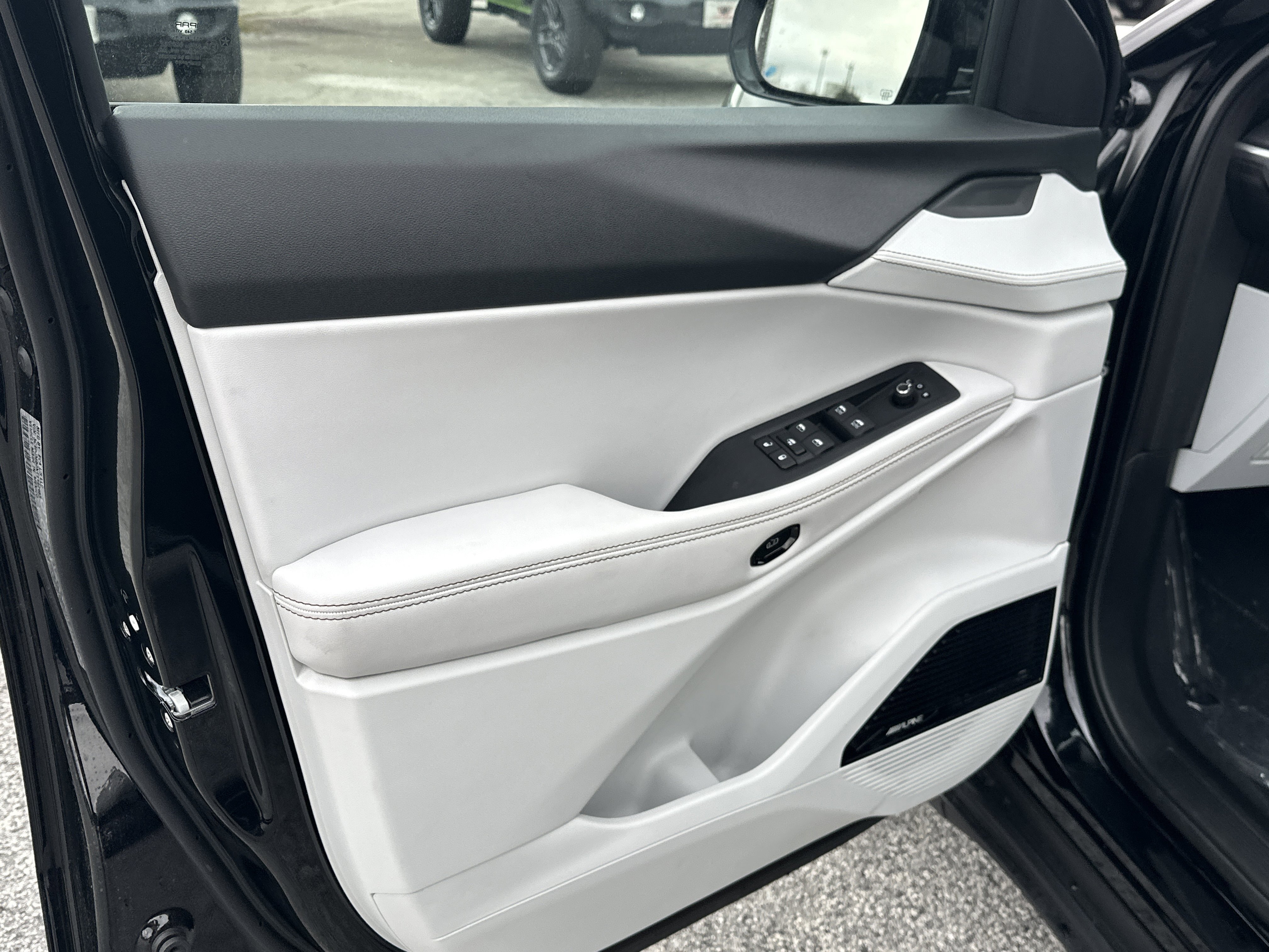 New 2026 Diamond Black Crystal Pearl-Coat Exterior Paint Jeep Limited image 11