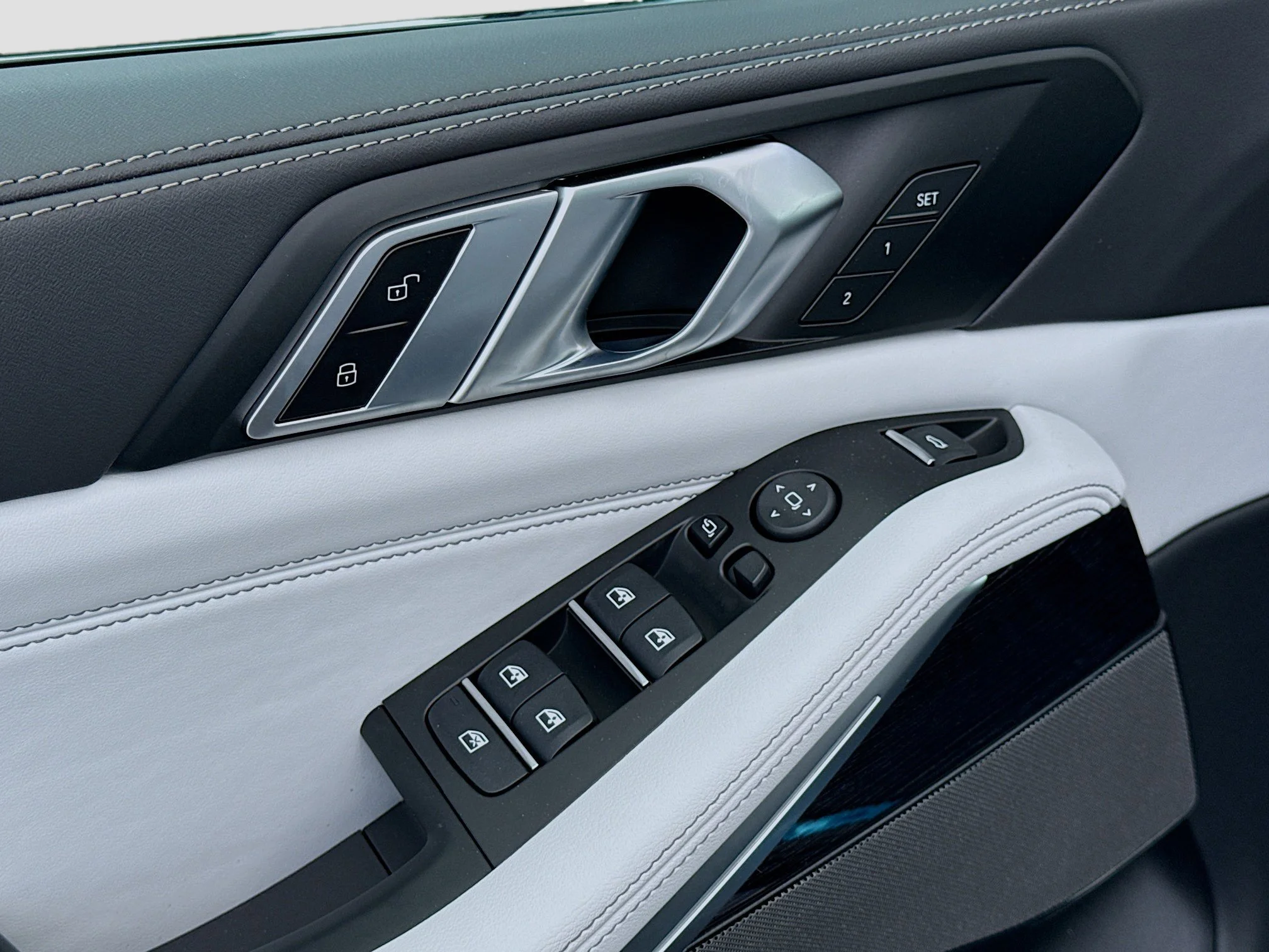 New 2026 Carbon Black Metallic BMW xDrive40i image 23