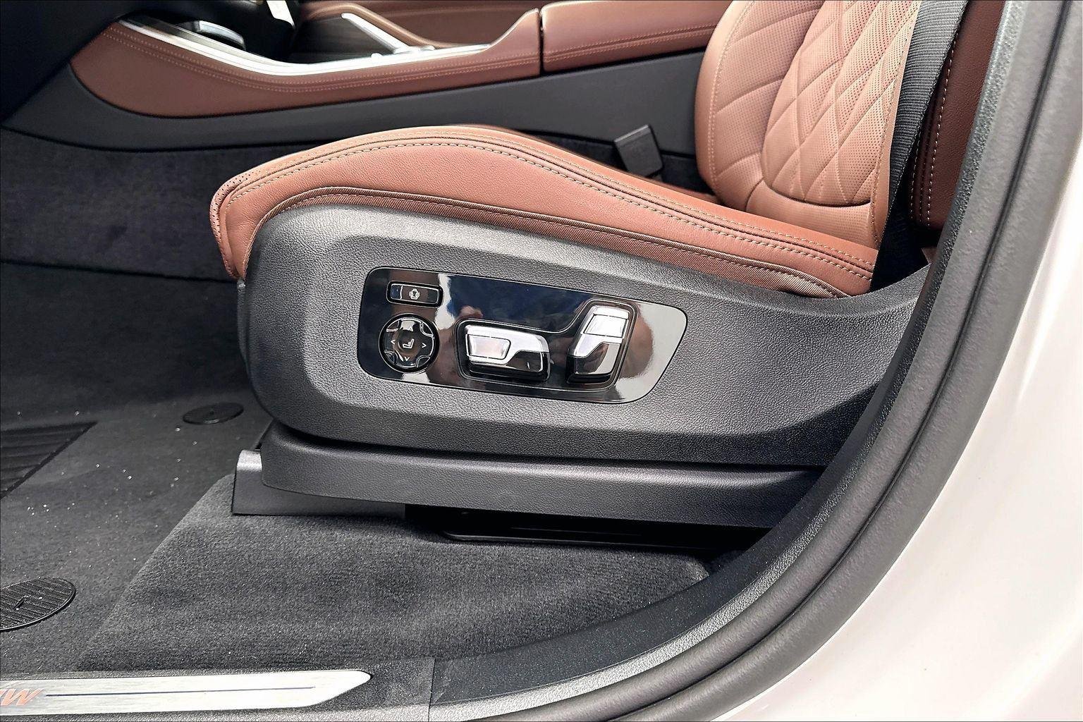 New 2026 Mineral White Metallic BMW xDrive50e image 26