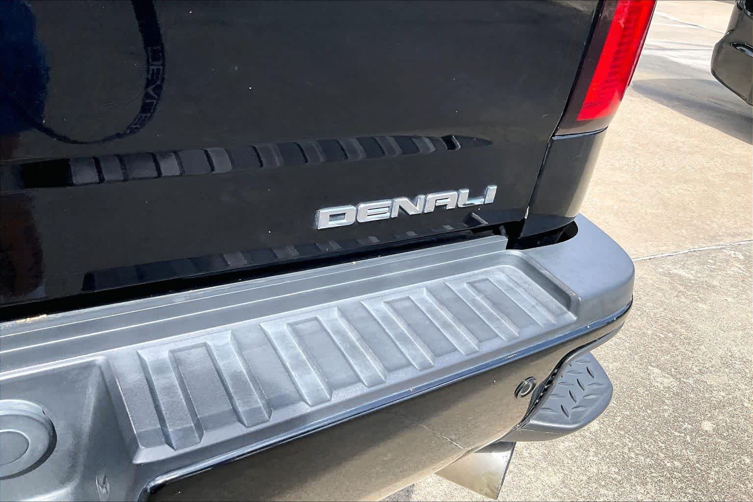 Used 2015 Onyx Black GMC Denali image 9