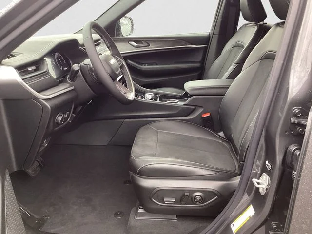 New 2026 Gray Metallic Jeep LAREDO ALTITUDE 4X4 image 10