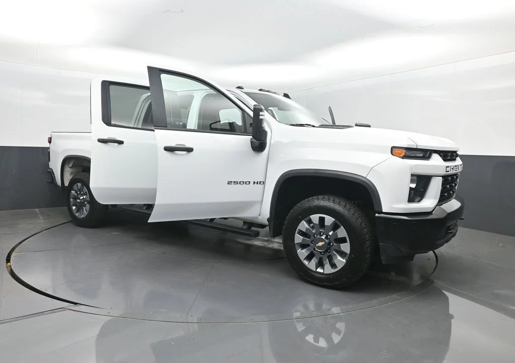 Used 2022 White Chevrolet Custom image 35