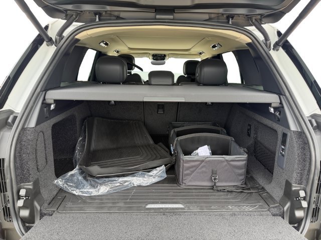 New 2027 Fuji White Land Rover SE image 18