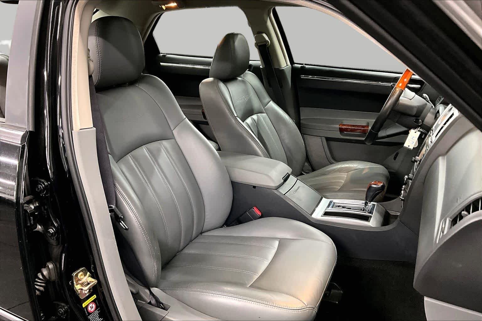 Used 2005 Brilliant Black Crystal Prl Chrysler 300C image 8