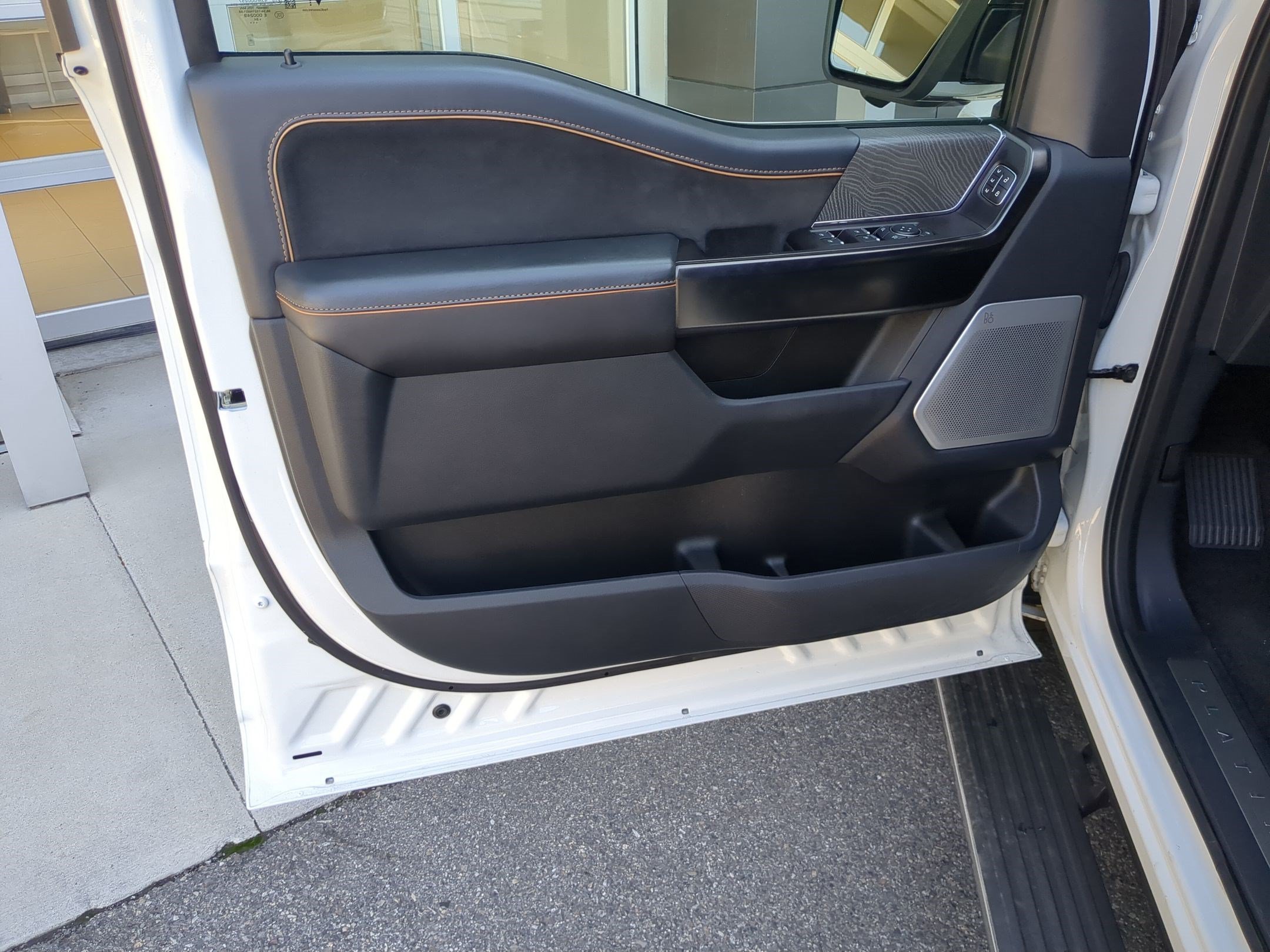 Used 2022 Star White Metallic Tri-Coat Ford Platinum image 11